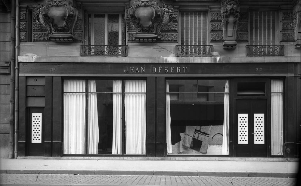 Jean Désert, the Parisian gallery of renown designer Eileen Gray which opened in 1922 is shown as it was sometime after the 'Wendingen' rug in the window was designed in 1926-1935. | Image courtesy of the National Museum of Ireland.